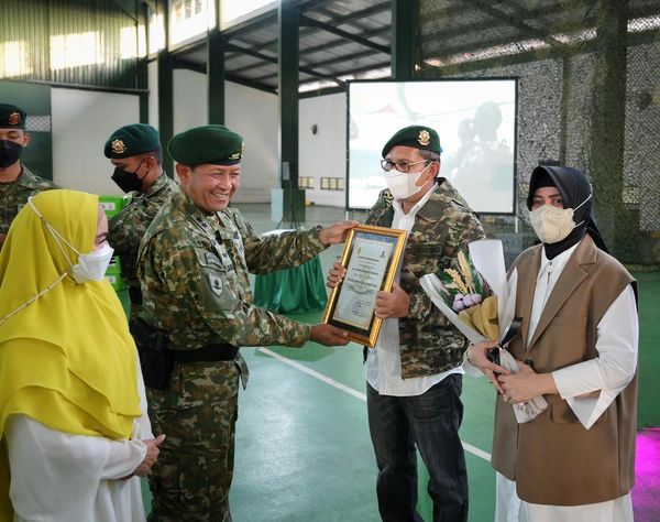 Danny dan Indira Dikukuhkan Sebagai Warga Kehormatan Divif 3 Kostrad